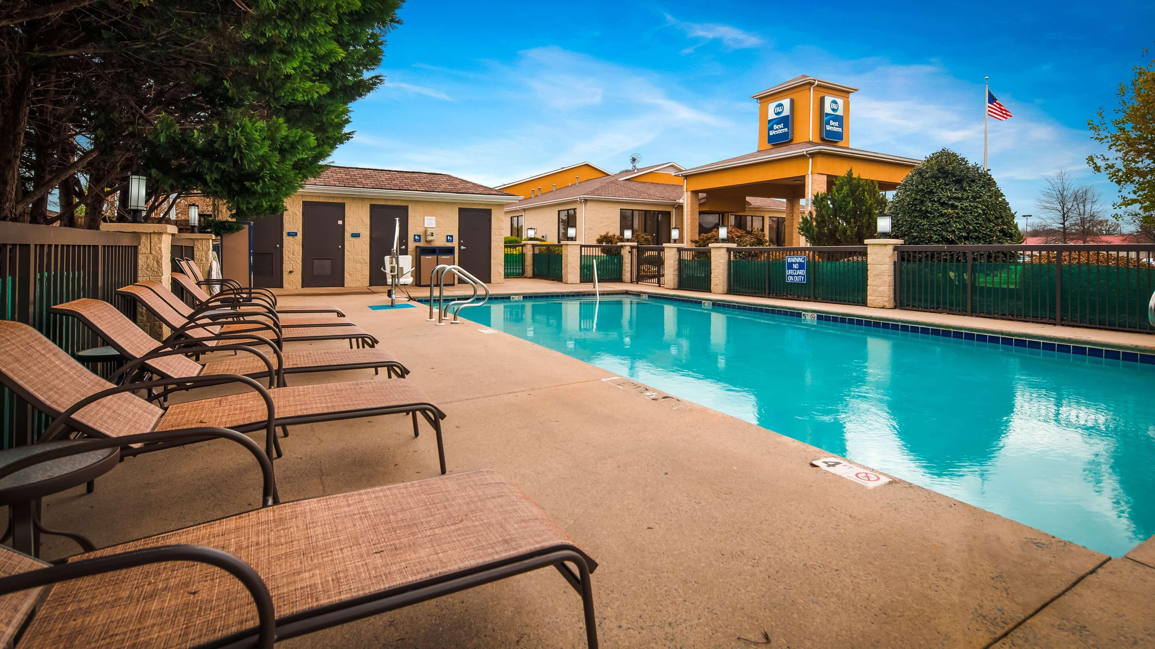 Best Western Inn & Suites Монро Экстерьер фото