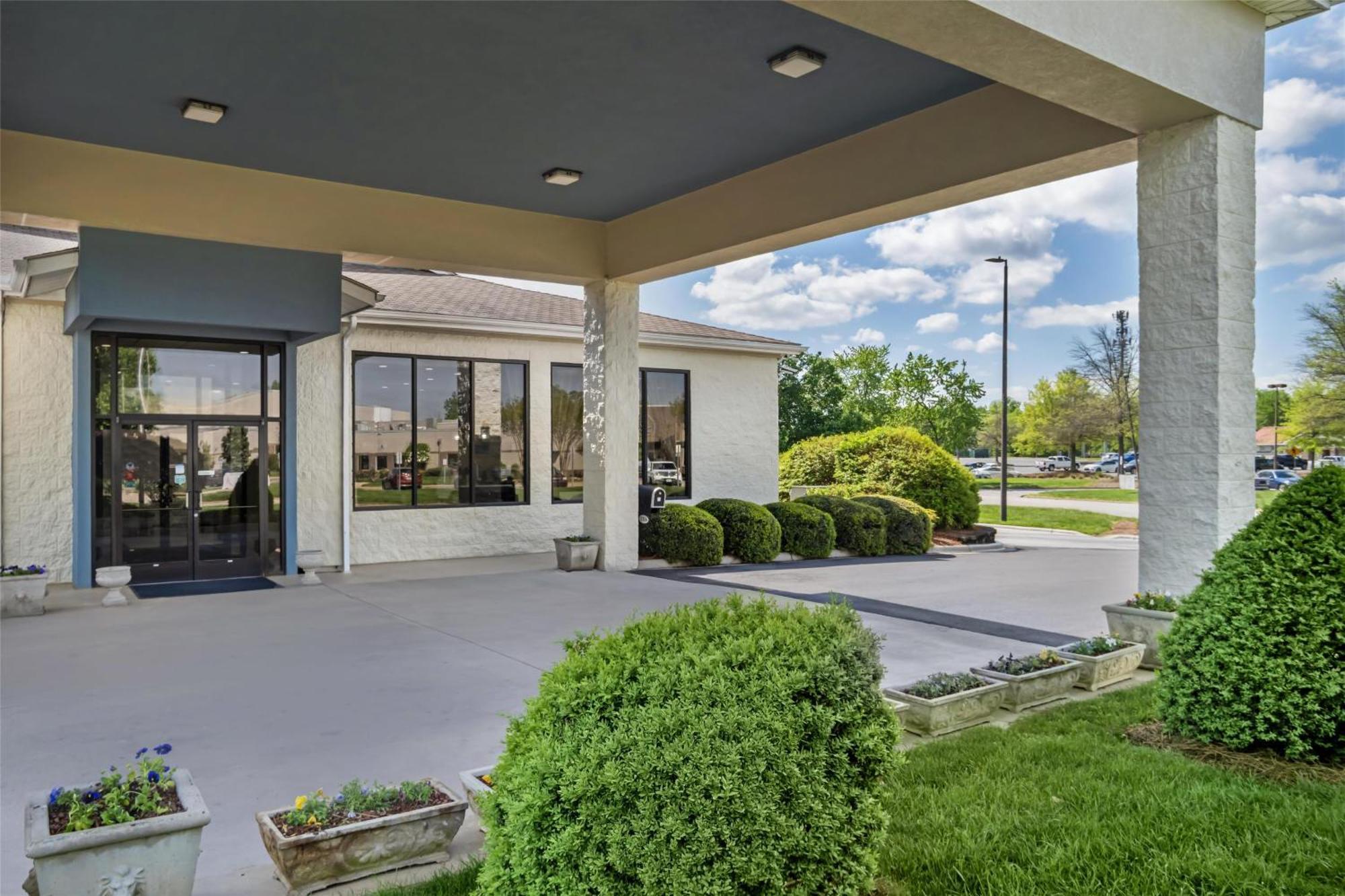Best Western Inn & Suites Монро Экстерьер фото