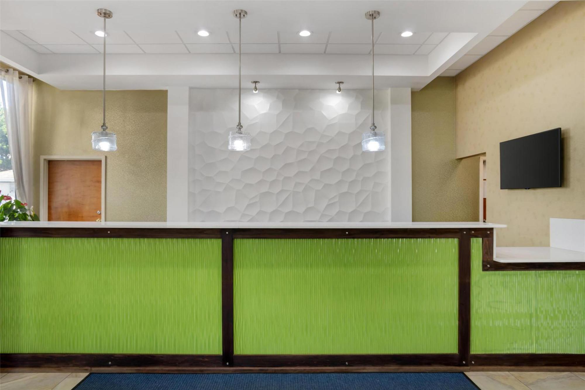Best Western Inn & Suites Монро Экстерьер фото