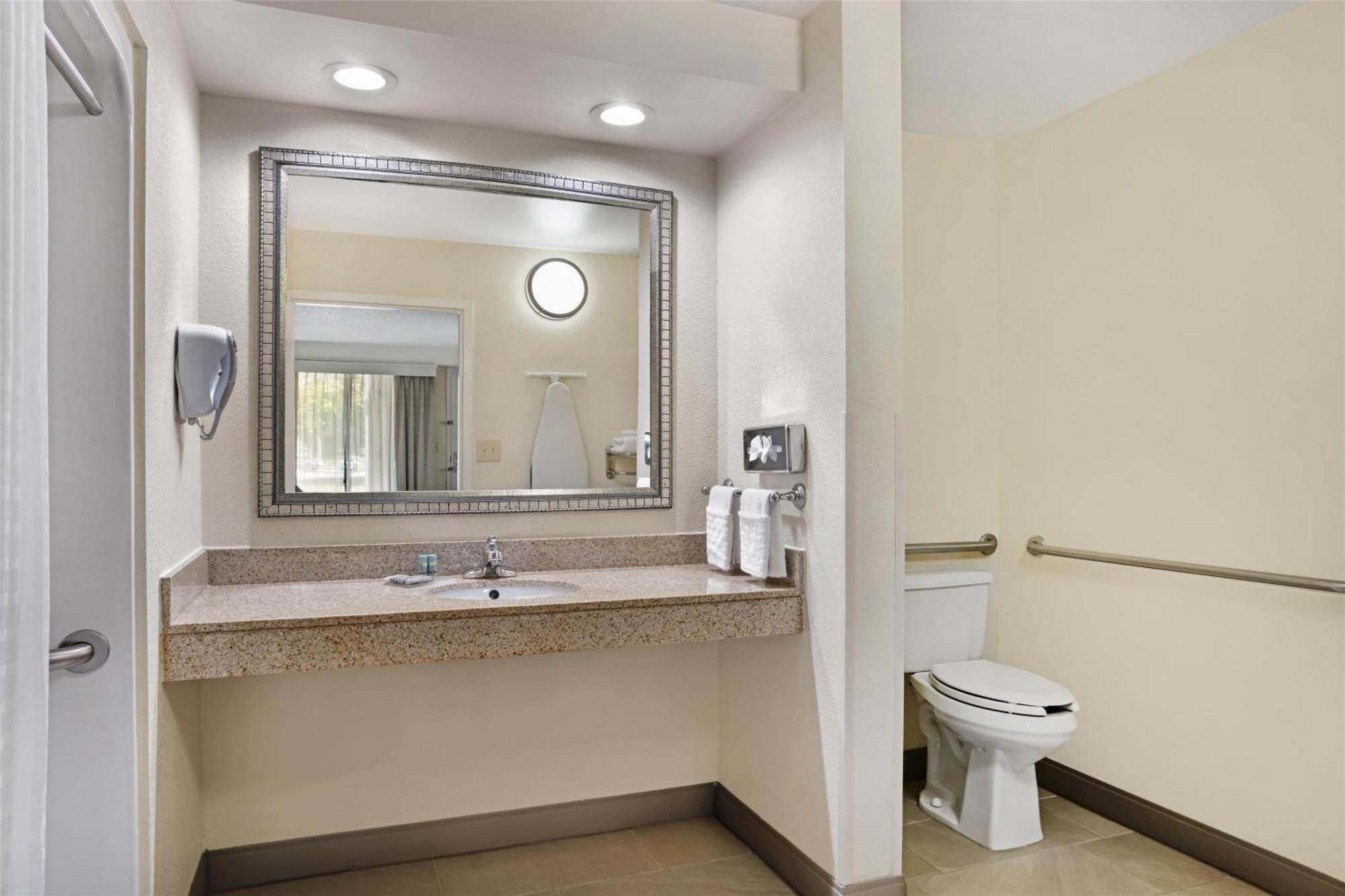 Best Western Inn & Suites Монро Экстерьер фото